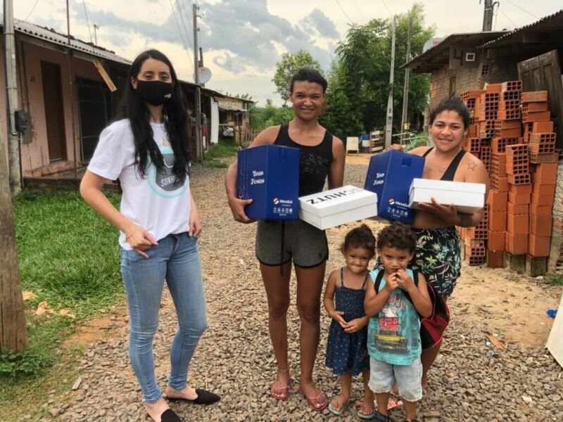 Arezzo&Co em parceria com o grupo Elas por Elas realiza doações à 25 mulheres de baixa renda 1 arezzo