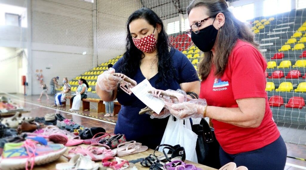 Verão Solidário distribui roupas para população em situação de vulnerabilidade social 1 Verão Solidário distribui roupas para população em situação de vulnerabilidade social