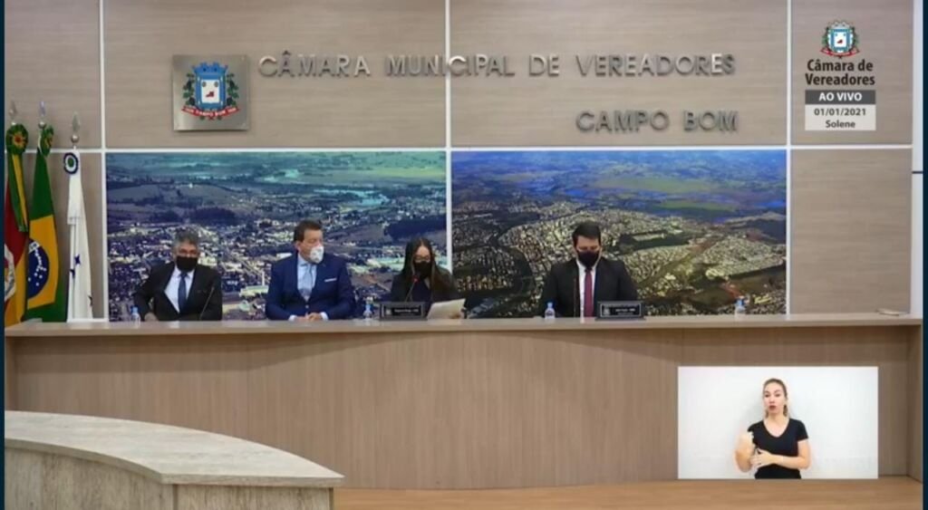 Prefeito, vice-prefeito e vereadores tomam posse