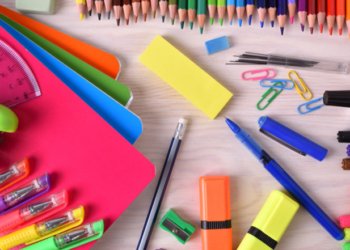 Distribuição de material escolar do Sindicato dos Sapateiros