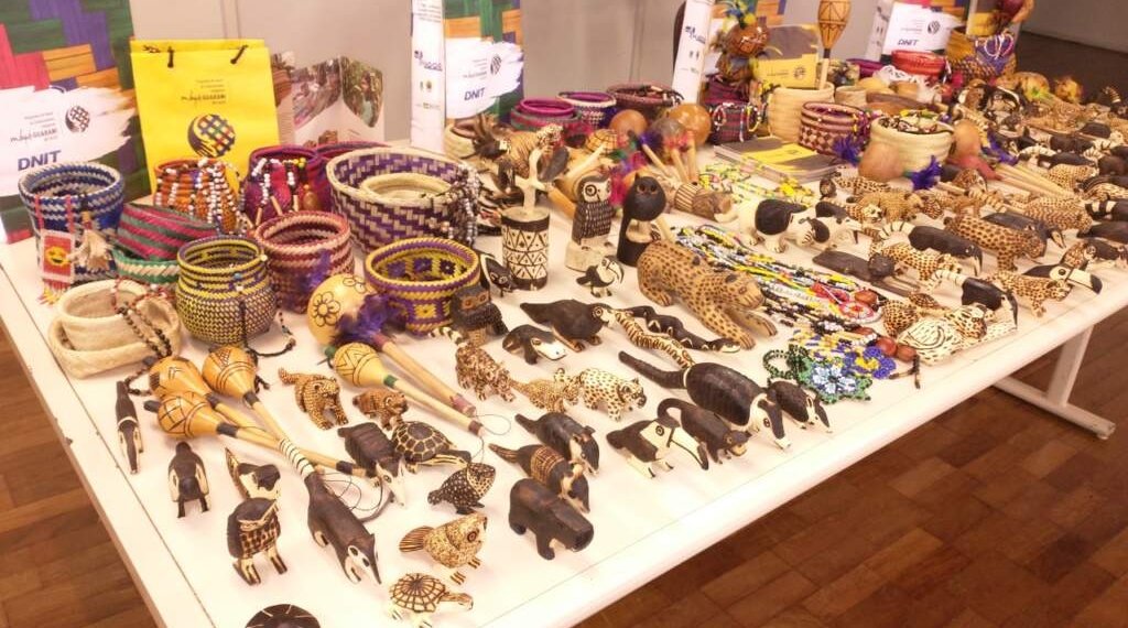 Secretaria de Educação recebe artesanato indígena para ser trabalhado em sala de aula 1 Secretaria de Educação recebe artesanato indígena para ser trabalhado em sala de aula