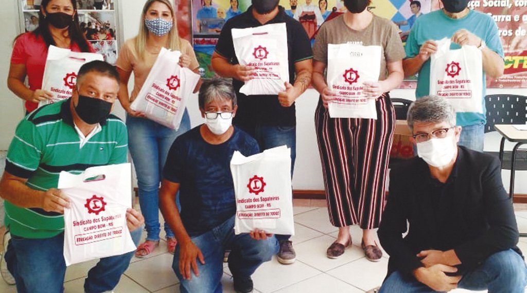 Sindicato dos Sapateiros entrega kits escolares aos filhos e filhas de associados