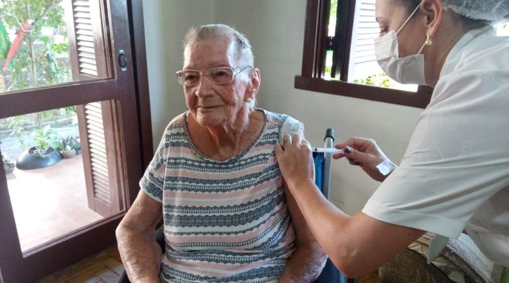 Com senhora de 101 anos, Campo Bom inicia vacinação de idosos