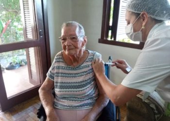 Com senhora de 101 anos, Campo Bom inicia vacinação de idosos