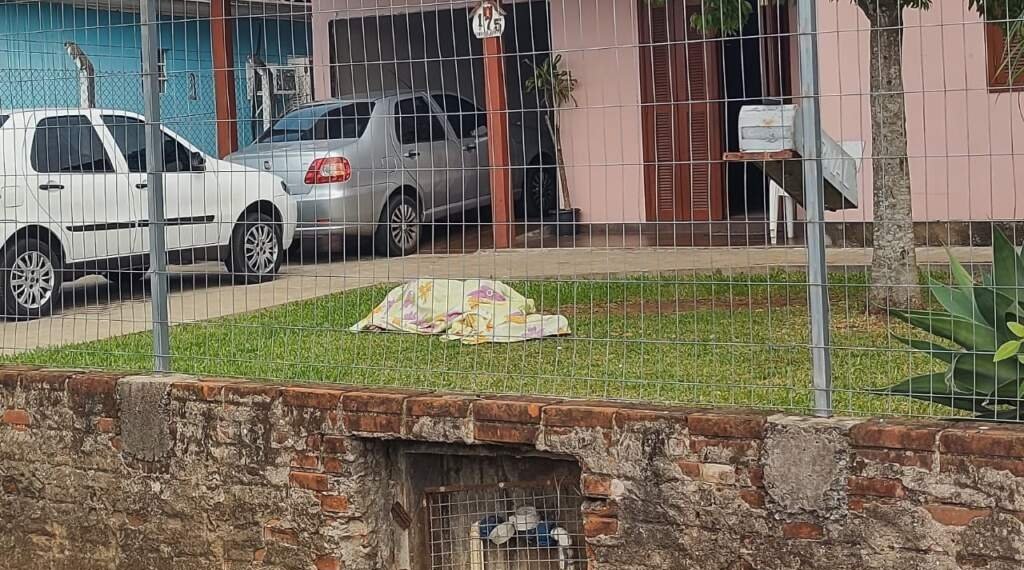 Homem é encontrado morto em jardim de residência