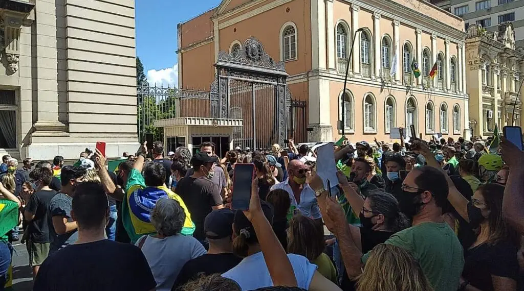 Empresários se reúnem em frente ao Palácio Piratini em Porto Alegre