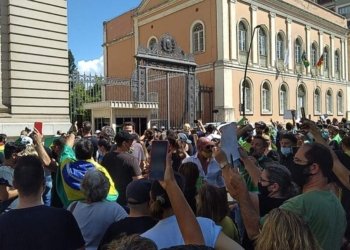 Empresários se reúnem em frente ao Palácio Piratini em Porto Alegre