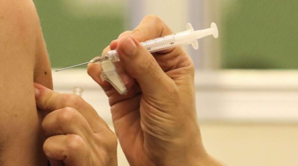 Educadores começam a ser vacinados nesta quarta-feira em Campo Bom 1 Vacinação contra a Covid-19 será retomada assim que chegarem novas doses