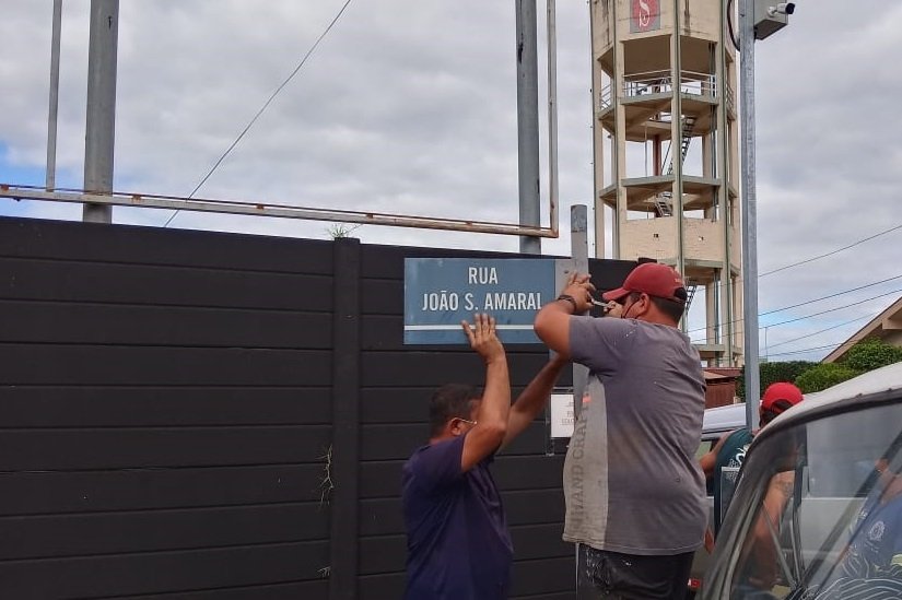 Município faz reposição de placas de identificação de ruas 1 Município faz reposição de placas de identificação de ruas