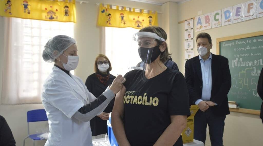 Imunização dos profissionais da Educação iniciou hoje no município 1 Imunização dos profissionais da Educação iniciou hoje no município