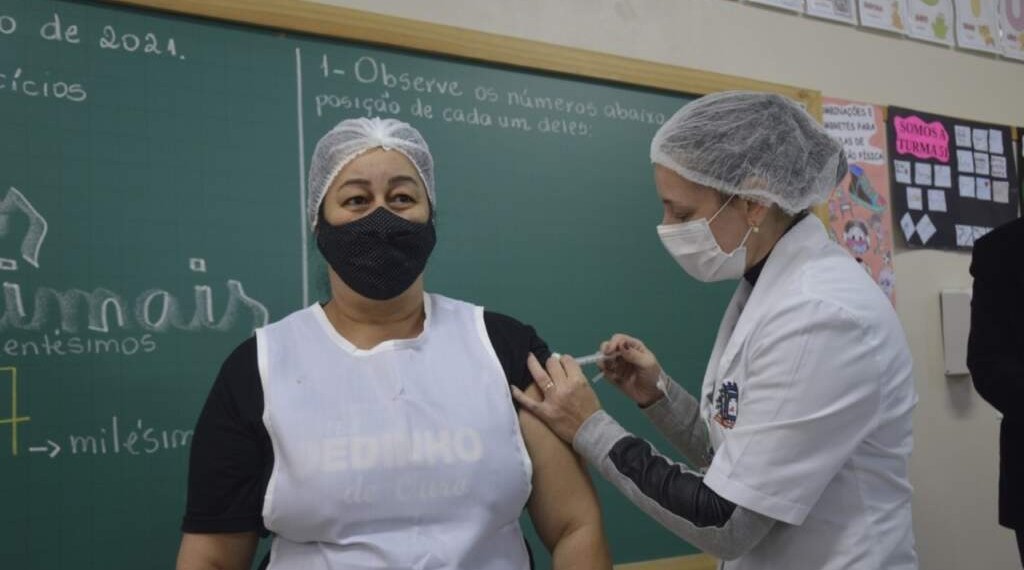 Mesmo com decisão do STF, a vacinação nas escolas do município não são afetadas 1 Imunização dos profissionais da Educação iniciou hoje no município