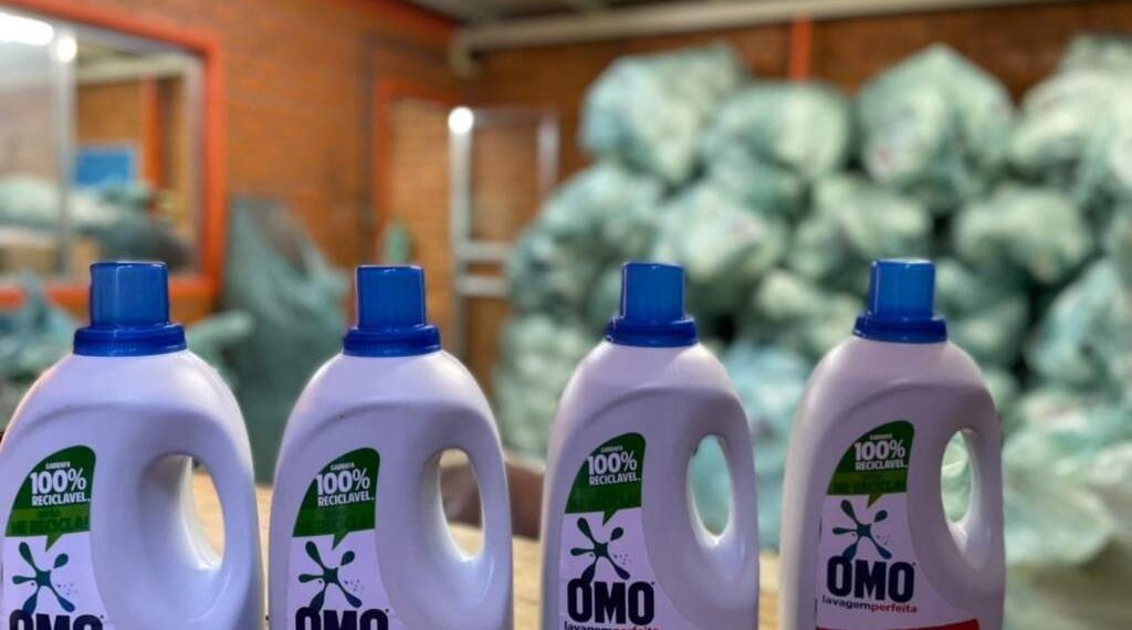 Fábrica clandestina falsificava sabão líquido em embalagens da marca Omo 1 Fábrica clandestina falsificava sabão líquido em embalagens da marca Omo