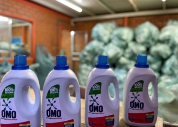 Fábrica clandestina falsificava sabão líquido em embalagens da marca Omo 1 Fábrica clandestina falsificava sabão líquido em embalagens da marca Omo