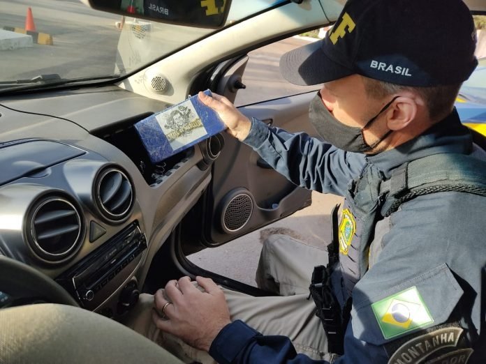 PRF prende casal, com filha de três anos, por tráfico de drogas 1 PRF prende casal, com filha de três anos, por tráfico de drogas