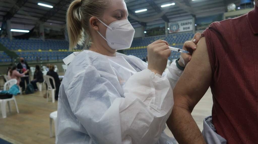 Imunização para pessoas acima de 45 anos acontecerá na parte da noite 1 Campo Bom terá dois turnos de vacinação neste sábado