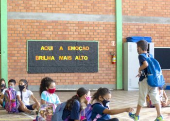 Anos finais do Ensino Fundamental retornam às aulas nesta segunda