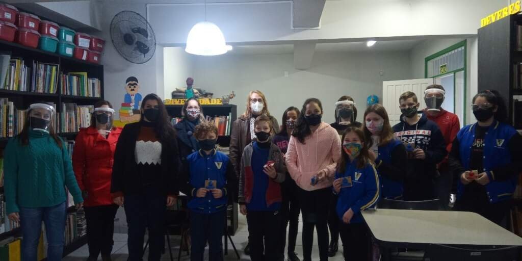 Alunos da rede municipal recebem pulseiras de combate à Covid-19