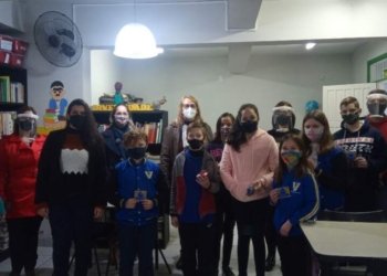 Alunos da rede municipal recebem pulseiras de combate à Covid-19