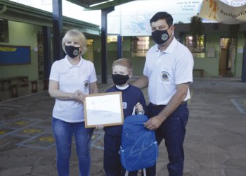 Lions Clube homenageia menino que foi destaque na capa do jornal A Gazeta