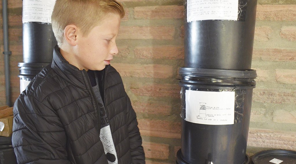 Quatro projetos de Campo Bom são finalistas do Prêmio Sebrae de Educação Empreendedora 1 Menino de 10 anos produz composteiras orgânicas