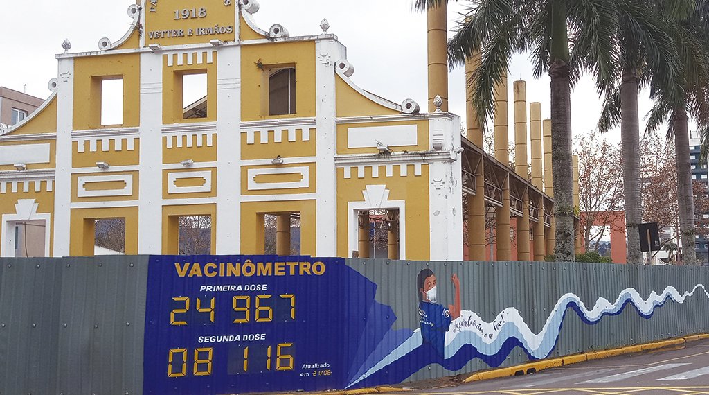 Artista leva arte e vida aos tapumes do Largo Irmãos Vetter