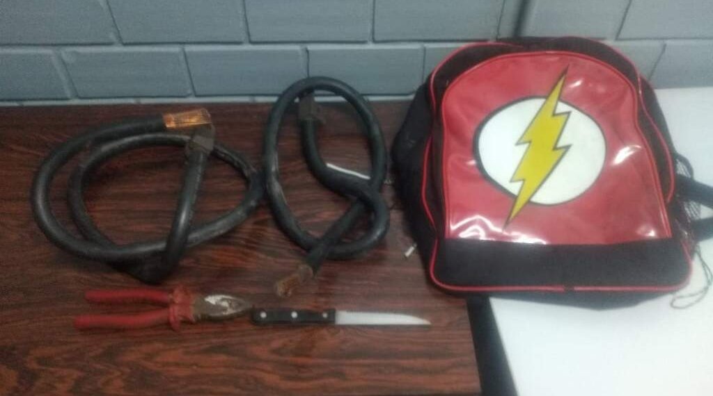 Dupla é detida por furto de cabos e fios no Centro 1 Dupla é detida por furto de cabos e fios no Centro