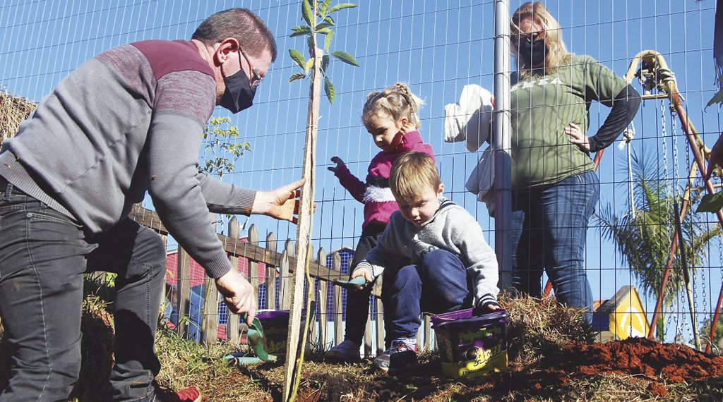 Crianças fazem plantio de mudas na Escola Bem-Viver 1 Crianças fazem plantio de mudas na Escola Bem-Viver