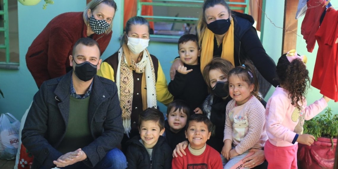 Projeto que promove solidariedade entre as crianças arrecadou agasalhos infantis na Emei Tico-Tico