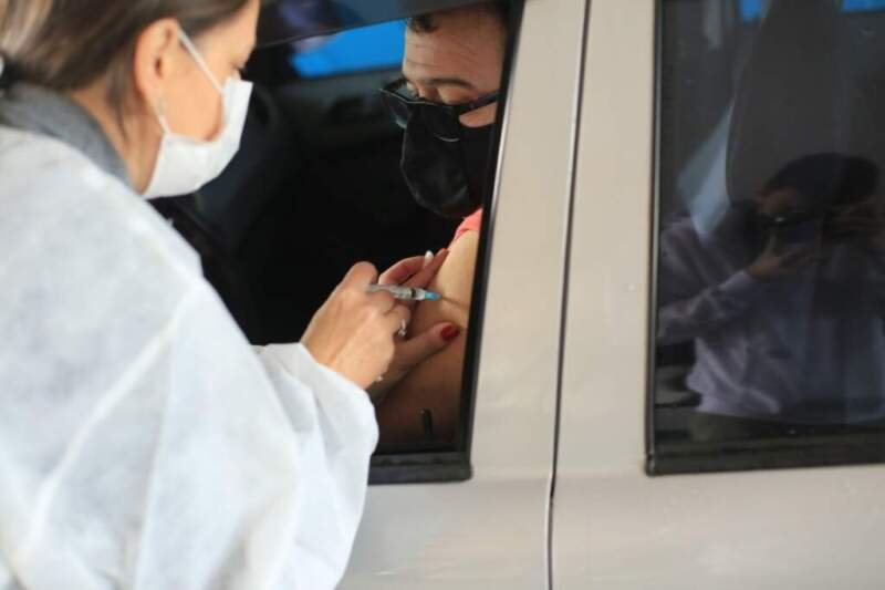 Campo Bom começa a vacinar trabalhadores de supermercados, mercearias, padarias e fruteiras, além do público acima de 43 anos 1 vacina
