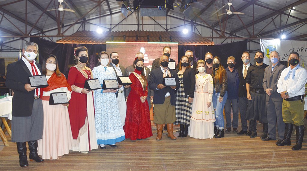 Câmara homenageou tradicionalistas com o Mérito Farroupilha 1 Câmara homenageou tradicionalistas com o Mérito Farroupilha