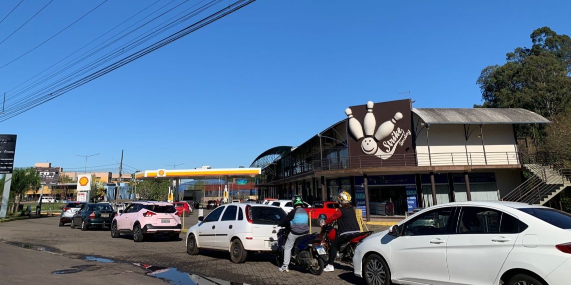 Com medo da paralisação dos caminhoneiros, motoristas fazem filas em postos de combustíveis 1 Com medo da paralisação dos caminhoneiros, motoristas fazem filas em postos de combustíveis