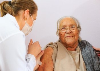 Campo Bom inicia aplicação de terceira dose em idosos
