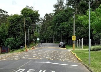 Prefeitura instala semáforo em frente à sede dos bombeiros