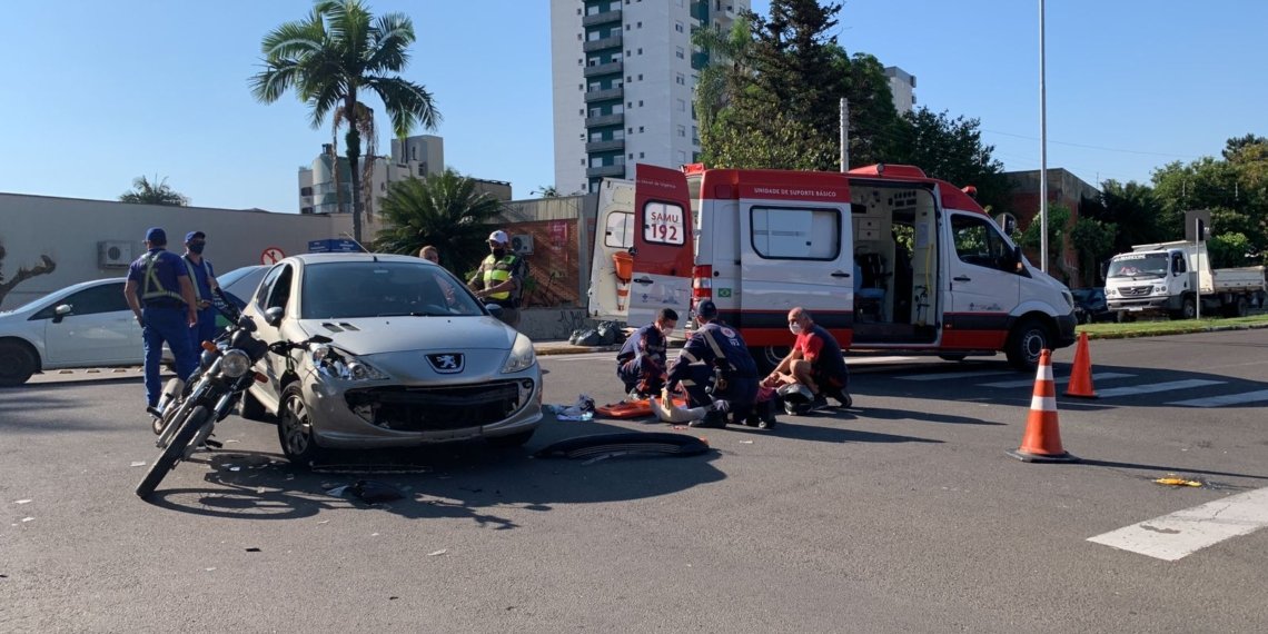 Acidente entre as ruas Adriano Dias e Tiradentes deixa uma pessoa ferida 1 Acidente entre as ruas Adriano Dias e Tiradentes deixa uma pessoa ferida