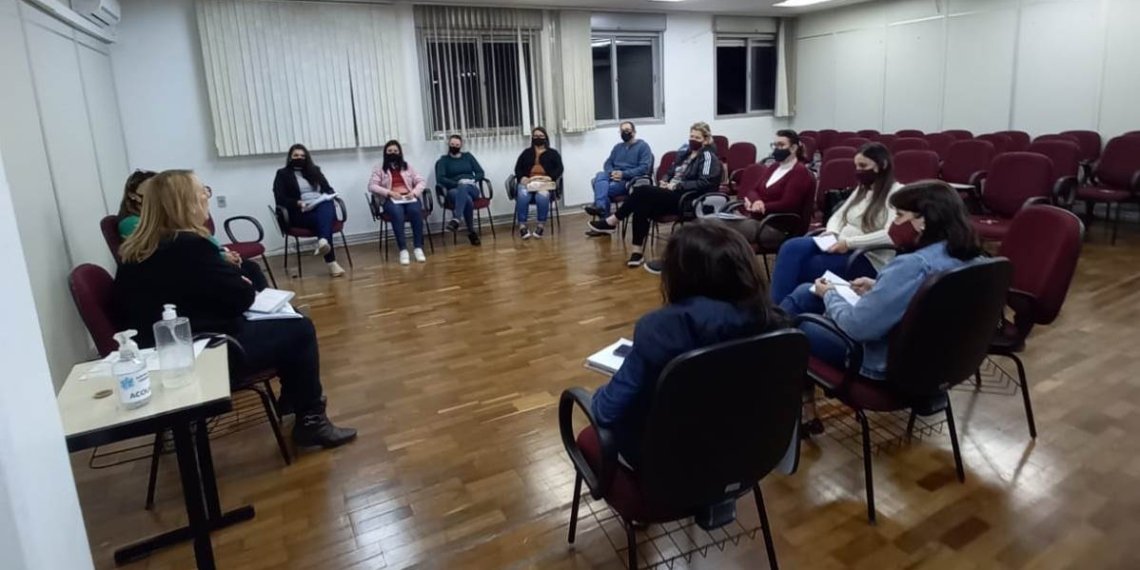 Encontro preparatório para a Conferência Nacional de Educação é realizado no município 1 Encontro preparatório para a Conferência Nacional de Educação é realizado no município