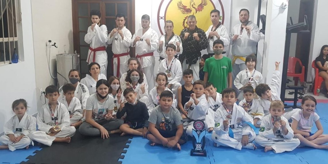 Dentre mais de 400 atletas, equipe campo-bonense conquista troféu no XX Rolante Taekwondo Open