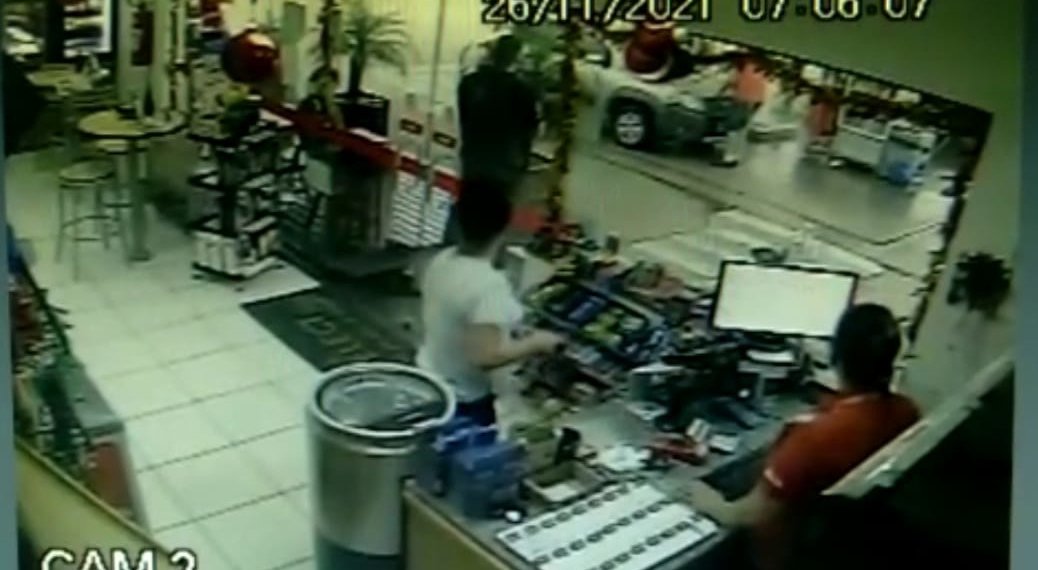 Brigada Militar prende homem por tentar colocar fogo em posto de combustível no Imigrante 1 Brigada Militar prende homem por tentar colocar fogo em posto de combustível no Imigrante