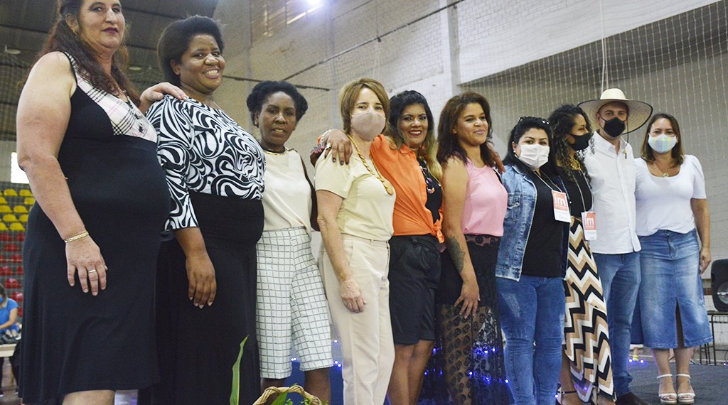 Campanha Verão Solidário distribui cerca de quatro mil peças de roupas em um dia de atendimento especial