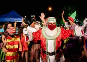 Chegada do Papai Noel é marcada por emoção e presença de grande público