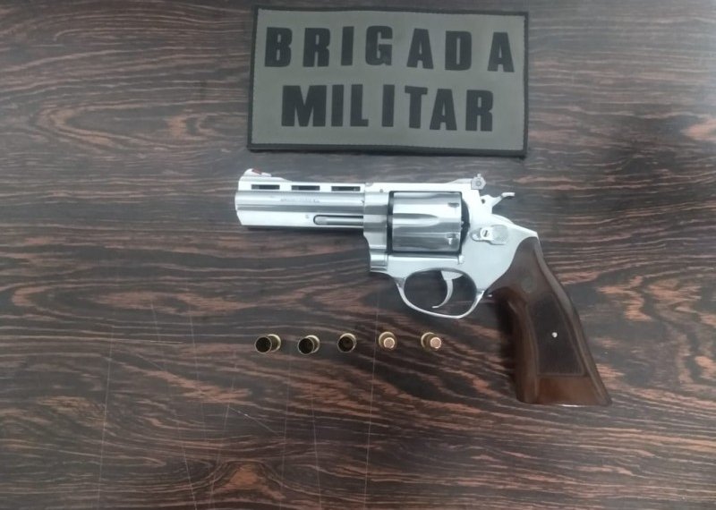 Homem é preso por porte ilegal de arma de fogo no bairro Firenze 1 Homem é preso por porte ilegal de arma de fogo no bairro Firenze