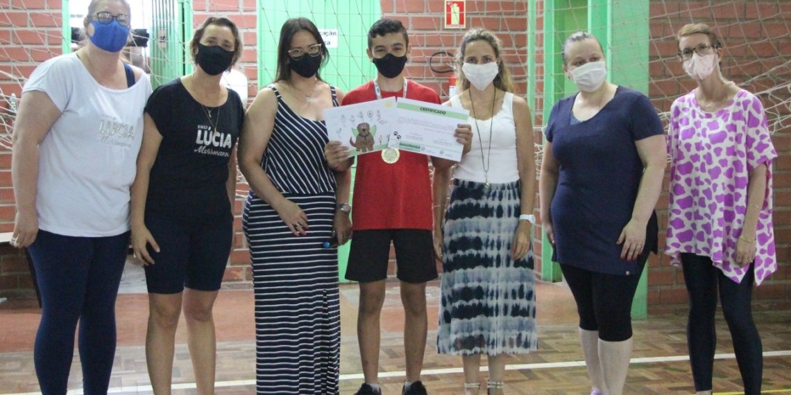 Alunos recebem premiação do Desenho do Mascote da Proteção e Bem-Estar Animal