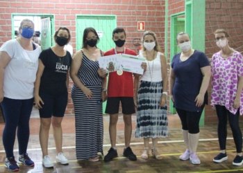 Alunos recebem premiação do Desenho do Mascote da Proteção e Bem-Estar Animal