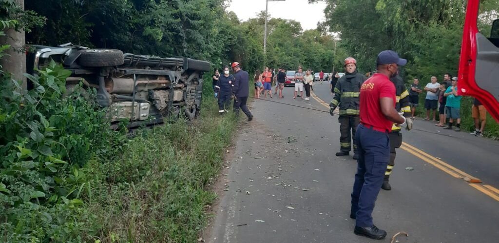 Após tombamento de veículo, motorista morre e passageiro fica ferido 1 Após tombamento de veículo, motorista morre e passageiro fica ferido
