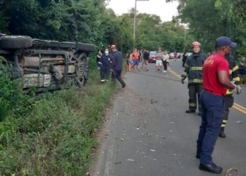 Após tombamento de veículo, motorista morre e passageiro fica ferido