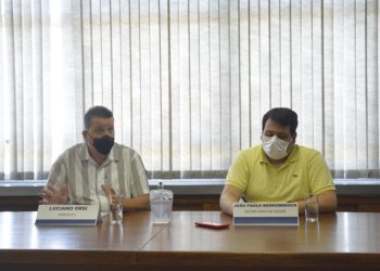 Em coletiva de imprensa, prefeito anuncia cancelamento de grandes eventos