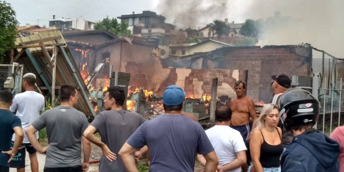 Incêndio, na madrugada desta terça-feira, deixa quatro casas destruídas 1 Incêndio, na madrugada desta terça-feira, deixa quatro casas destruídas
