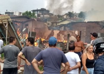 Incêndio, na madrugada desta terça-feira, deixa quatro casas destruídas