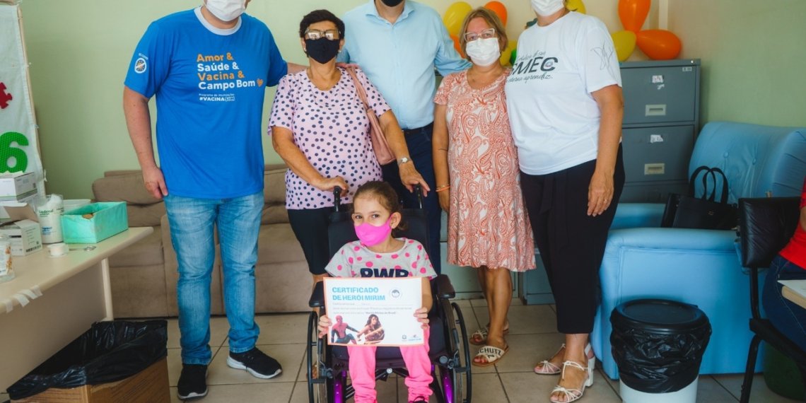 Prefeitura de Campo Bom entrega ‘Certificado de Herói Mirim’ às crianças que se vacinam contra a Covid-19 1 Prefeitura de Campo Bom entrega ‘Certificado de Herói Mirim’ às crianças que se vacinam contra a Covid-19