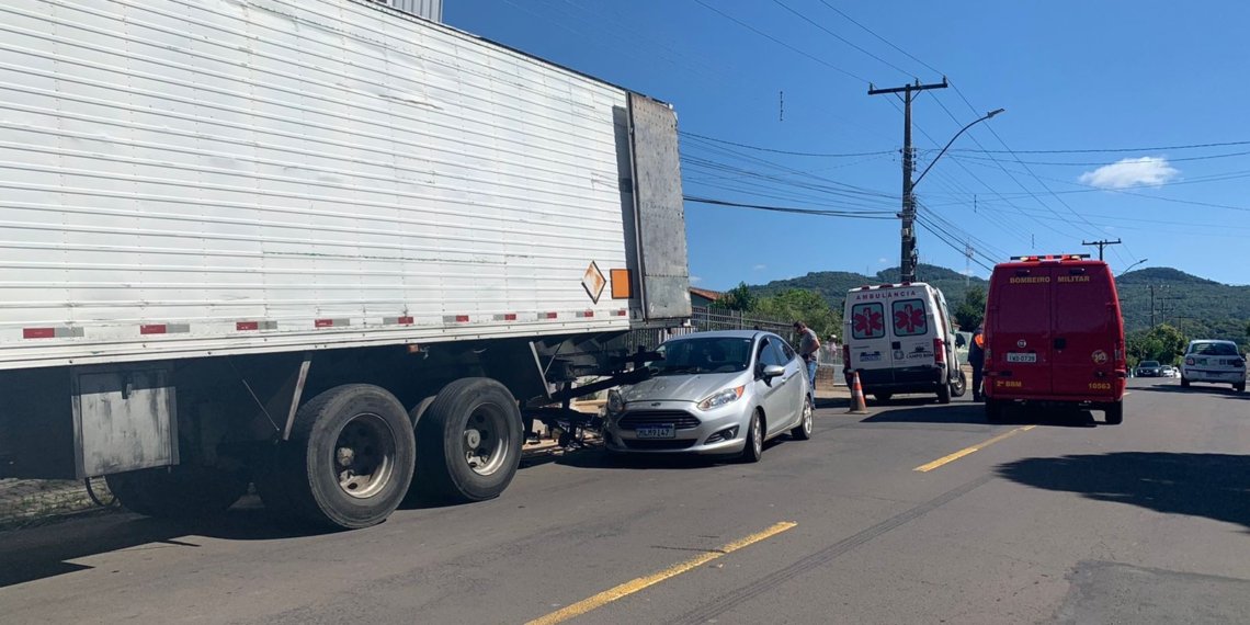 Acidente entre caminhão e carro deixa dois feridos no bairro Imigrante Norte 1 Acidente entre caminhão e carro deixa dois feridos no bairro Imigrante Norte