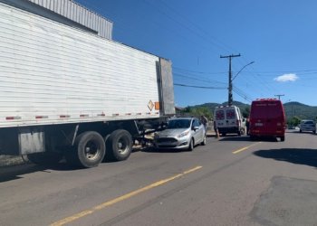 Acidente entre caminhão e carro deixa dois feridos no bairro Imigrante Norte